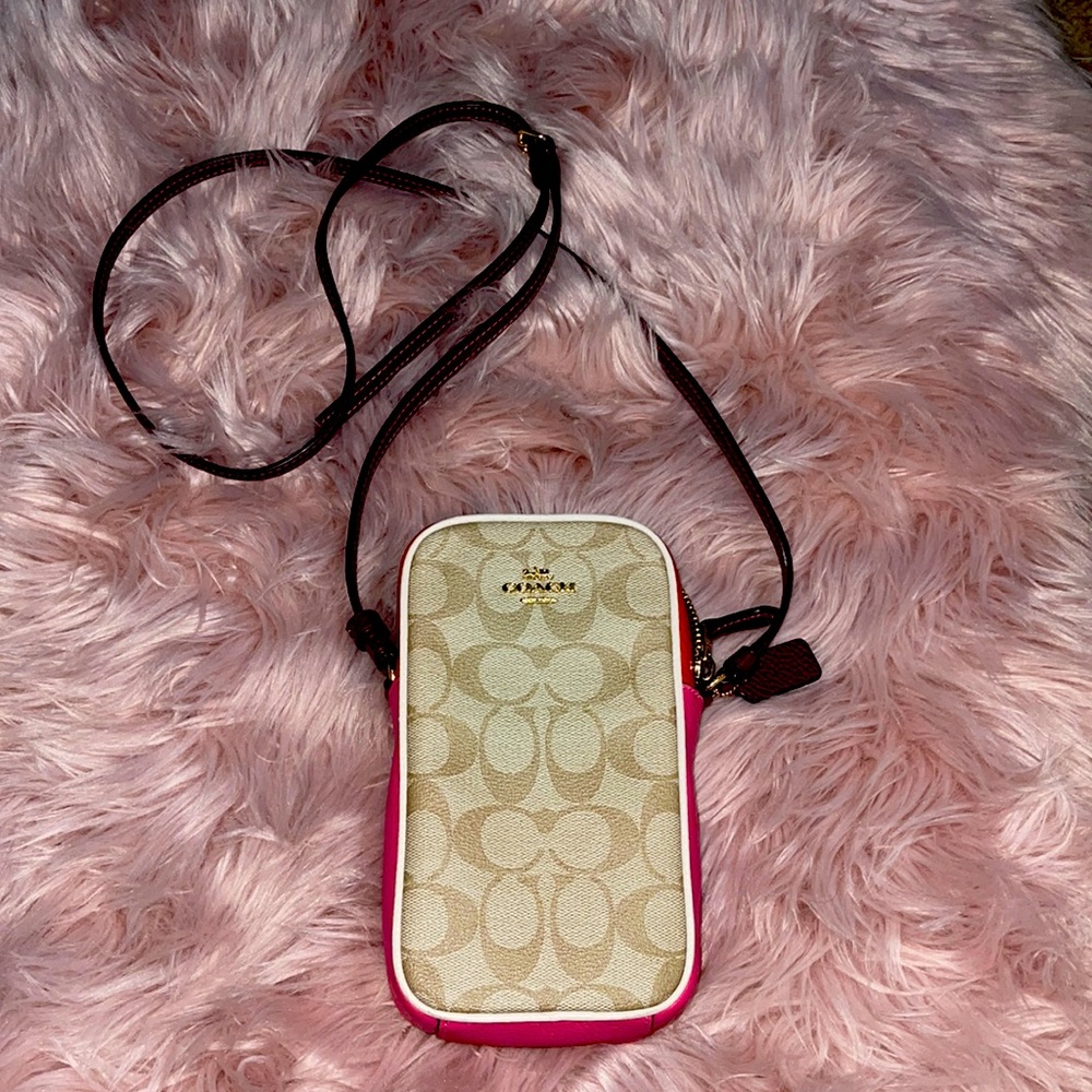 Pre loved Coach crossbody I’m great condition.